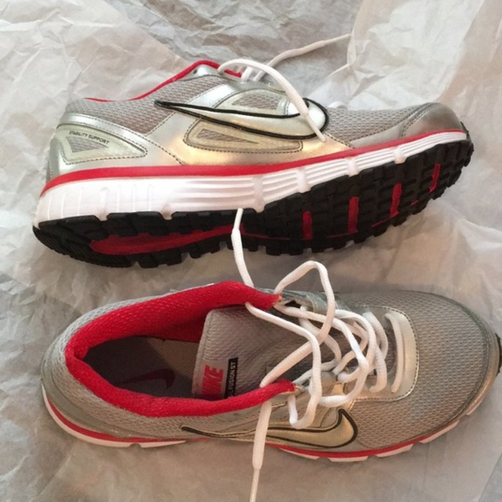 Nike dual fusion athletic shoes